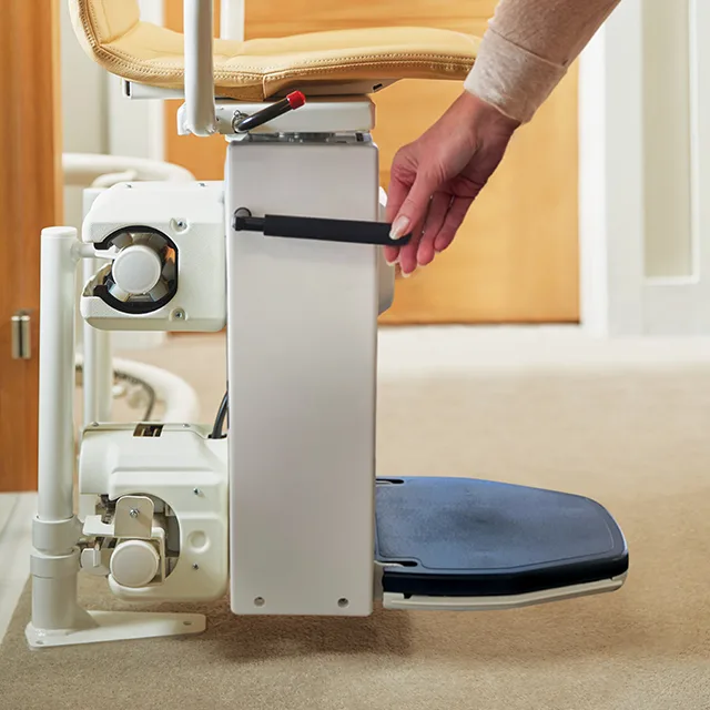 The folding arms and seat fold up easily and the footrest is lifted by the turn of the lever without the user bending down.