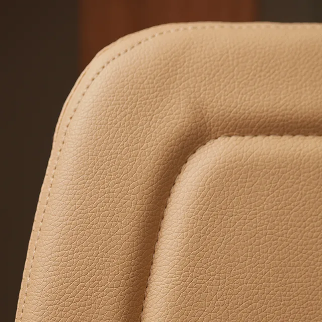 O assento e encosto estofados são feitos de vinil de alta qualidade, costurado à máquina, proporcionando maior conforto ao usuário.